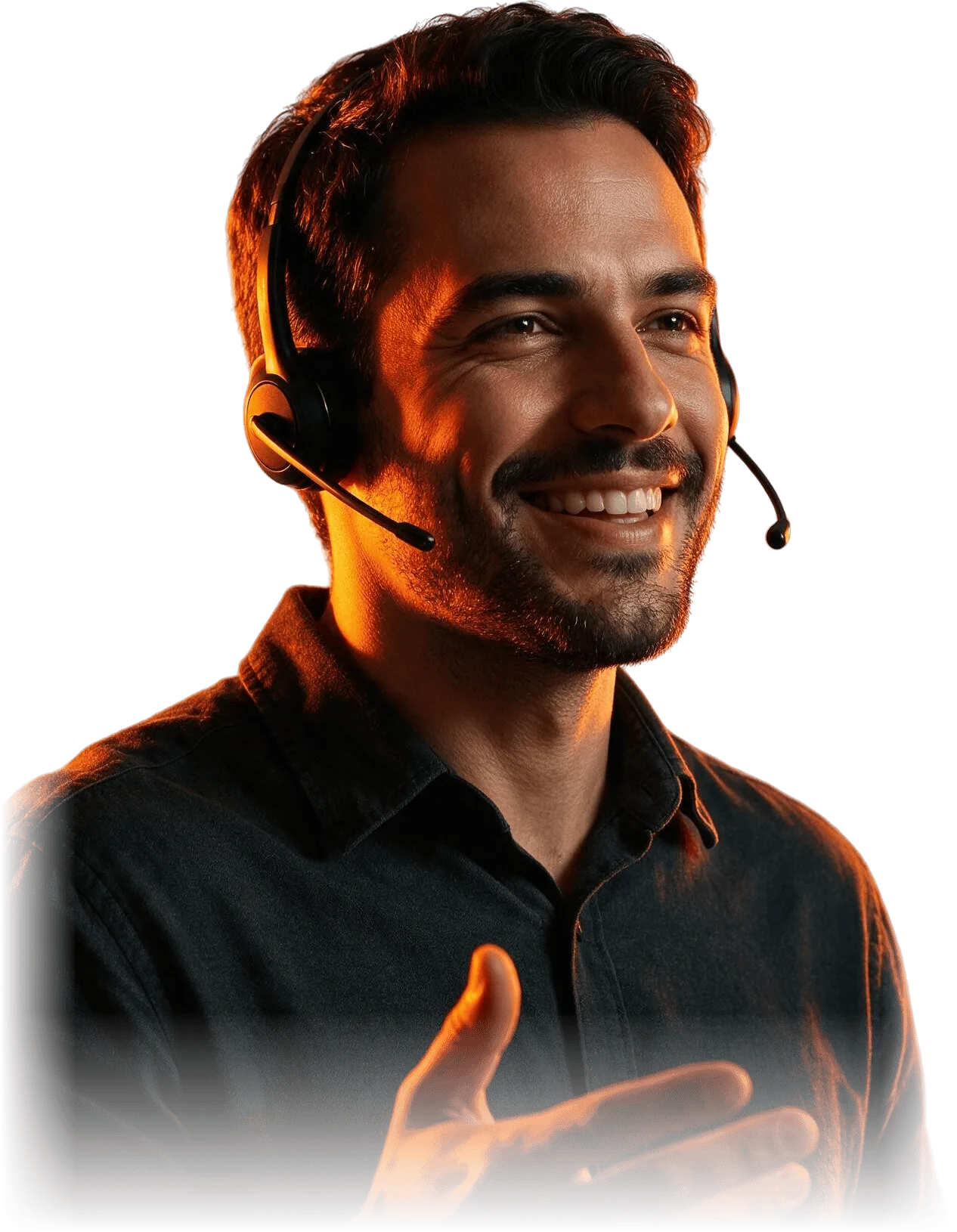Atendente sorridente com headset, iluminado por uma luz laranja